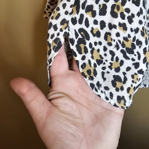 GAP 100% Viscose Animal print long sleeve button down top Size Medium - Picture 8 of 11